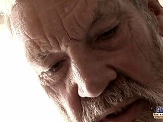 بنت صغيرة تنيك رجل كبير لإثارة جامحة