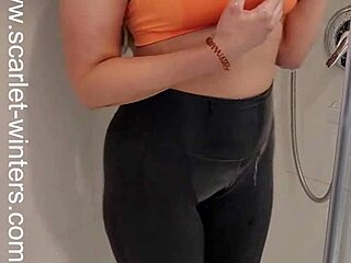 Chica caliente en top y leggings provoca en la ducha, ¡se lo pasa genial!