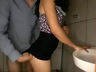 pegando a empregada no banheiro com grande bunda