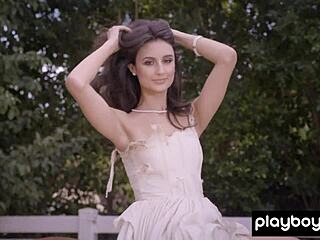 strepitosa latina Eliza Ibarra mostra tette grosse in tease all'aperto