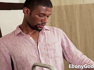 Cítím trest od toho velkýho černýho čuráku v análu jako bloudící teenka 18+