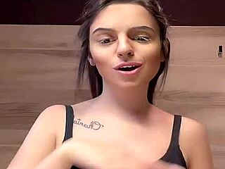 Bez podprsenky obří prsa v tílku