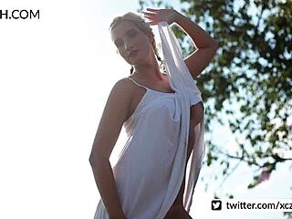 Girls reveal tits and pussy during a stunning sunset - xczech com