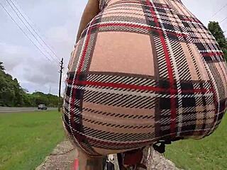 Sykkelkjøring med eksponert buttplug ute, naboen så kanskje