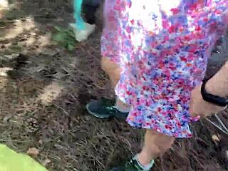 Waouh, un inconnu surprend une jolie fille à vélo dans la forêt en train de se faire plaisir et la baise en 4K 60fps !