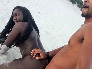 Cobra Preta Atinge a Areia e Mergulha no Cu da Mulata Fernanda Chocolate com João o Safado 😏