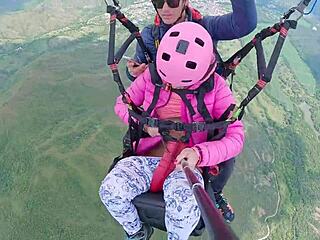 パラグライダーで2200m上空、濡れたマンコが潮吹き！