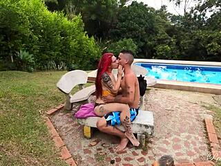 Jonge koppel neukt buiten op laatste vakantiedag