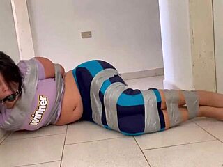 Ball gag-jente i barfot tape bondage