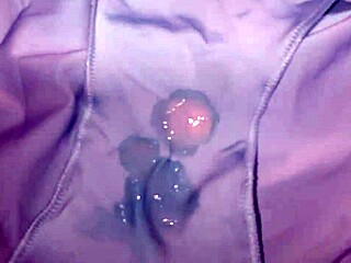 날것의 자위 세션, 내 절친의 파란 팬티에 사정으로 끝남