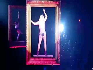 britney spears shaking her ass like a pro 😍🍑