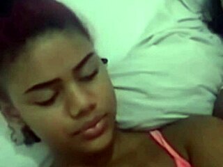 สาวหนุ่มเปิดเผยหน้าอกเด้งในเซ็กซ์ด็อกกี้สไตล์กับเพื่อนสาวผมน้ำตาล