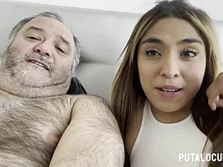 Perujska vzhajena punca jebe s strastjo v vročem intimnem srečanju.