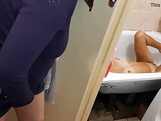 Η θετή μαμά κατασκοπεύει τη φίλη στο μπάνιο, αγγίζοντας τον εαυτό της με πόθο