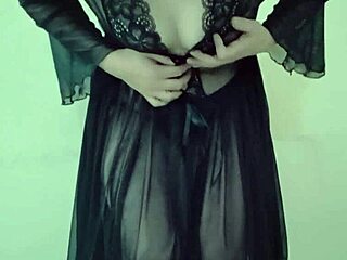 可愛いシーメールがランジェリーで誘惑、セクシーな動きがたまらん