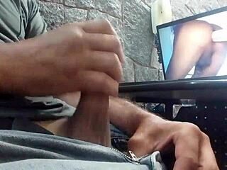 ولد يداعب زبه لوحده بشهوة