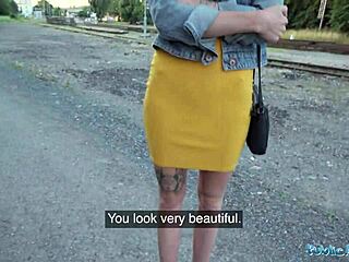 Ryšavá čašníčka cucá čurák a dostane doggy vonku na verejnosti