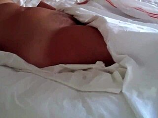 Lopakodom ezen a MILF-en a hotelszobában, gyönyörű puncival