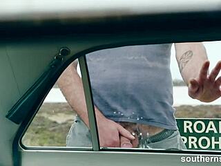 Vojer gleda Avstralko z naravnimi cickami kako drka v avtu na prostem