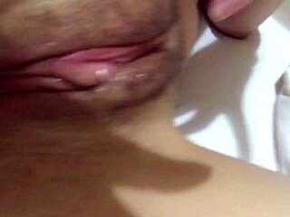 Chlupatá mokrá kundička kape vzrušením během close-up hraní s dildem