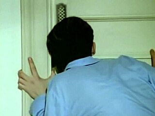 Η θετή μαμά φιλάει γυμνή και παρασύρει πρόκληση! Τρελό!