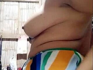 mi madrastra se entera que me encanta ver porno de viejas y me seduce enviandome un video mostrando sus hermosas tetas naturales y su sexy vagina con bellos exoticos porno real casero de madrastra caliente