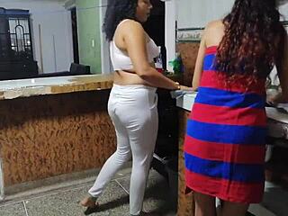 אלה מתה לראות את הגוף העירום שלי כשאני כל כך חם