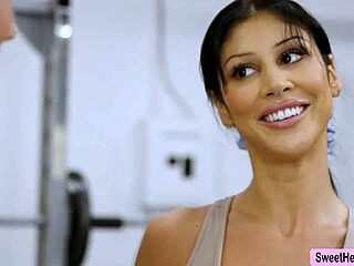 På kollegiet slikker lesbisk træner elevens fisse med røv slikk og sug