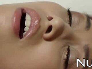 검은 란제리의 아가씨가 손가락으로 면도한 구멍을 애무하며 크게 신음해