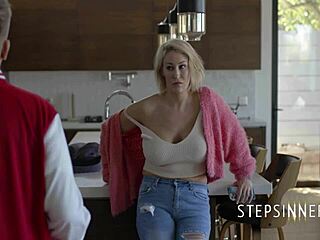 Dögös mostohaanya megtanít dugni egy forró mozi jelenetben