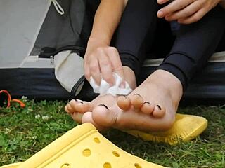 Hej, titta på mig torka mina smutsiga fötter i minuter!