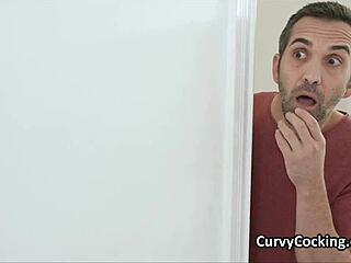 Han kunde inte vänta gripa hennes perfekta runda tuttar för hardcore fingring