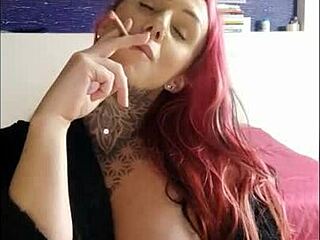 Garota sensual fumando e provocando - smoking fetish