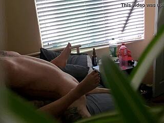 Έπιασα τον πατριό να μας κρυφοκοιτάζει, εμένα και τον θετό γιο, τι διάολο!