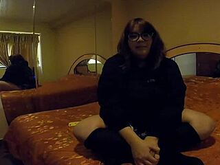 Mimi provoca con tetas grandes y culo en escena amateur de pareja primeriza