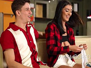 Мащеха и стесдъщеря в безплатен употреба секс в боулинг зала с яко групово милф чукане