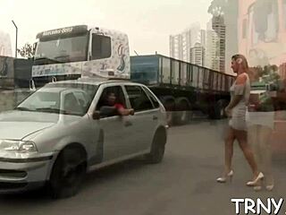 ทรานซ์กระตือรือร้นให้ปากหนักในฉากทรานซ์