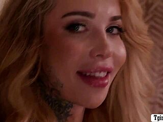 To busty shemales spotter rørleggeren og lokker ham til hardcore bareback økt. De får rumper lekt og fukt med blowjobs.