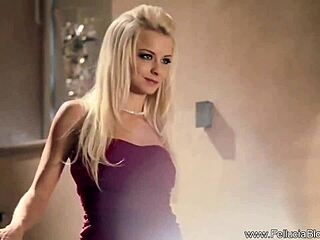 Une pipe cool d'une MILF blonde avec branlette et éjac faciale.