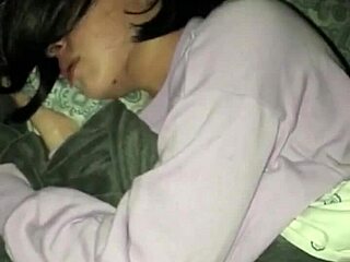 義父が夜中にこっそり小柄な義娘をハメて中出し