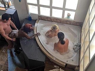 Spa-Bad Orgienschlampe mit drei Girls und einem Typ Reverse Gangbang interracial