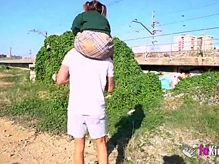 Törpe Csaj Muñequita Nyilvános Szopással Csábít Potro Mellett Spanyol Kültéri Jelenetben