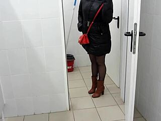 セクシー熟女が公衆トイレでおしっこフェティシを楽しむ