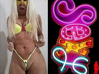 Mature model poses in lingerie webcam