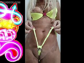 Mature model poses in lingerie webcam