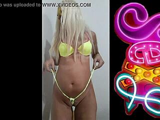 Mature model poses in lingerie webcam