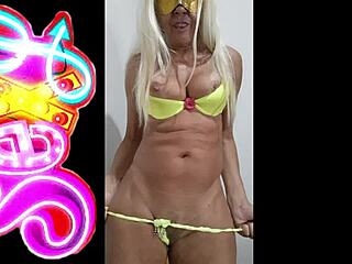 Mature model poses in lingerie webcam