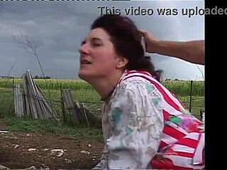 Farmár tvrdo vŕta svoju brunetku manželku po dlhom dni na ranči