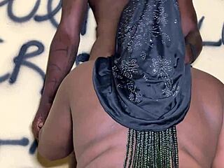 Stříkající muslimská milfka dostane zaplaceno tlustou kundou za šukání s monstrózním čurákem