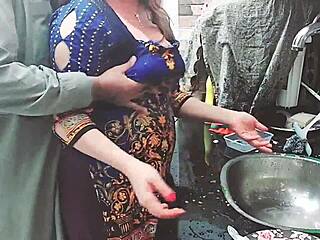 Indisk Landsbytjener Udsat for Misbrug i Køkkenet af Ejer